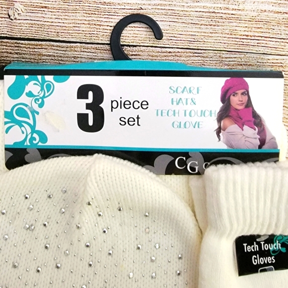 Ladies Hat, Scarf, and Glove Set. - Picture 4 of 5